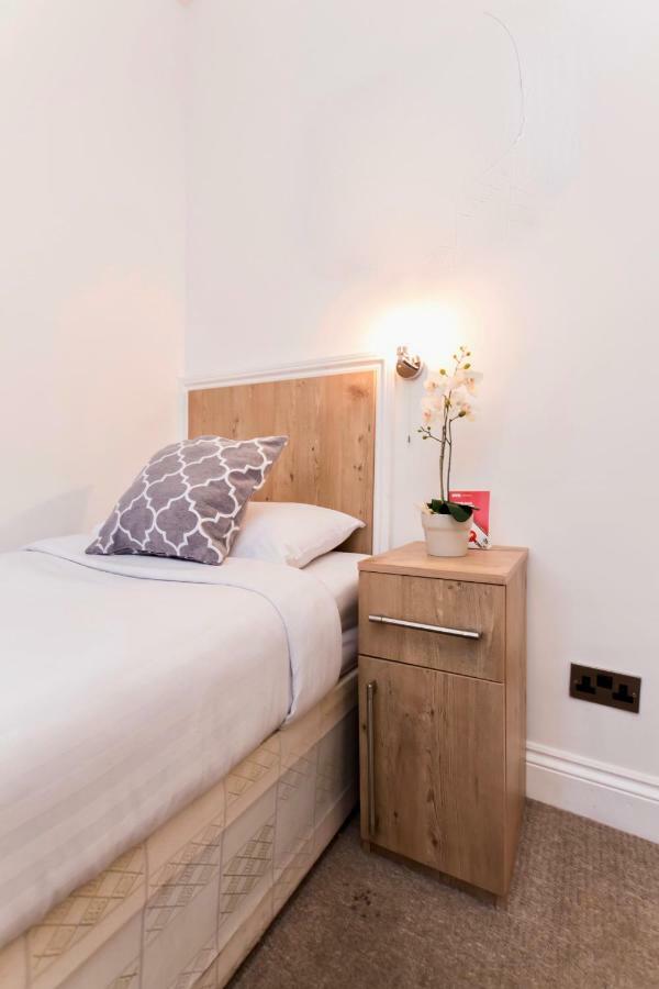 Oyo Tamtam Acton Hotel London Exterior photo
