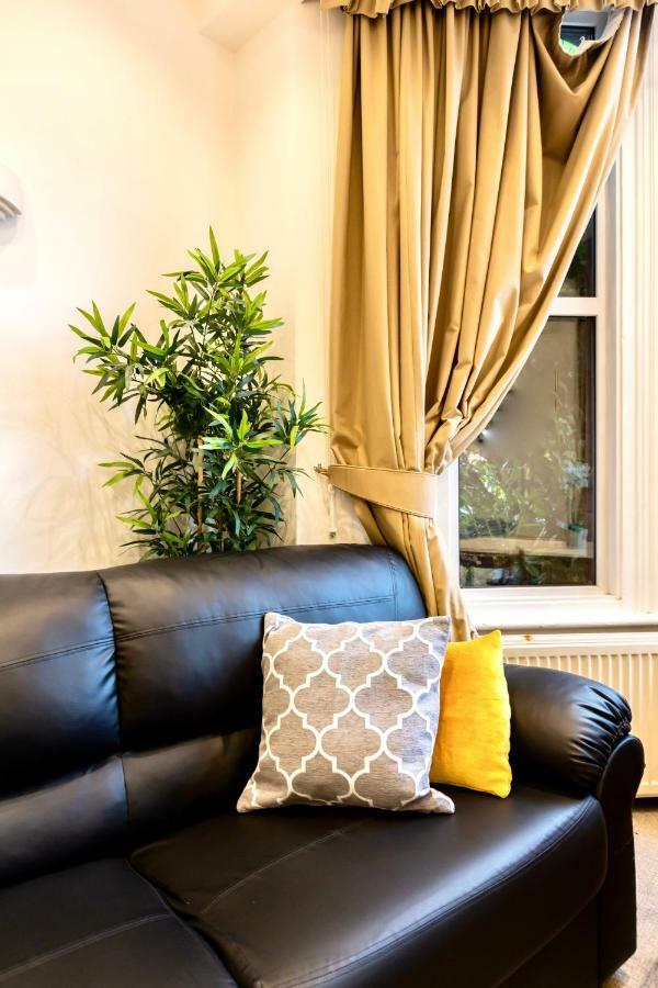 Oyo Tamtam Acton Hotel London Exterior photo