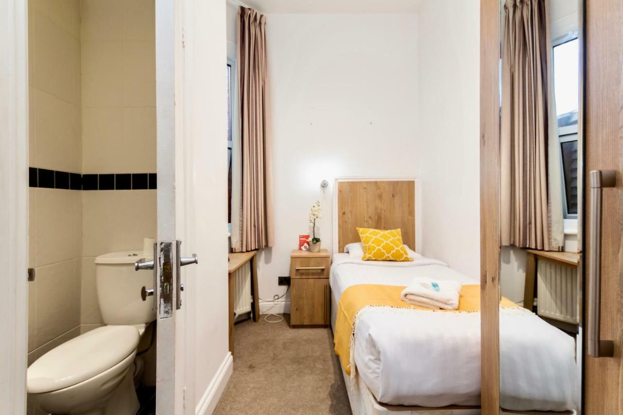 Oyo Tamtam Acton Hotel London Exterior photo