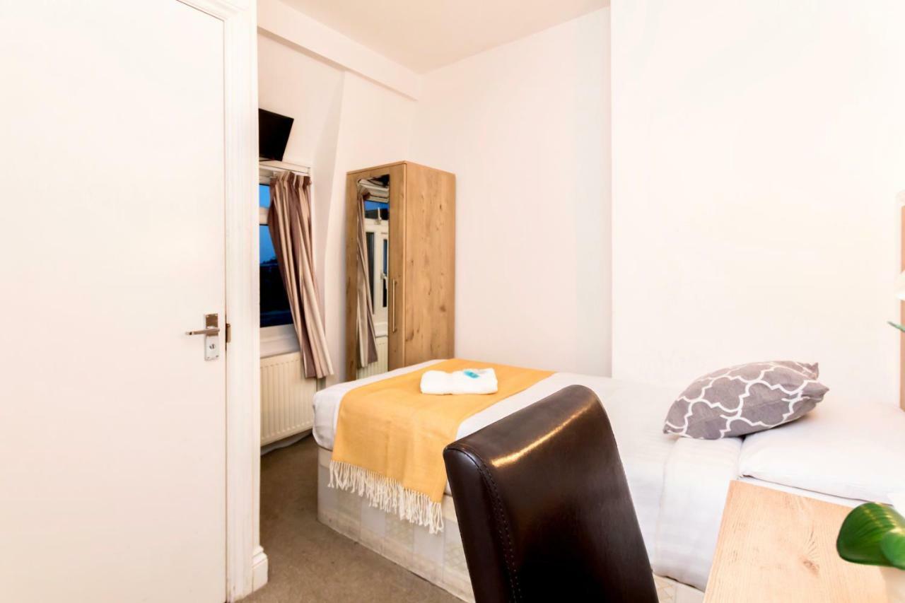 Oyo Tamtam Acton Hotel London Exterior photo